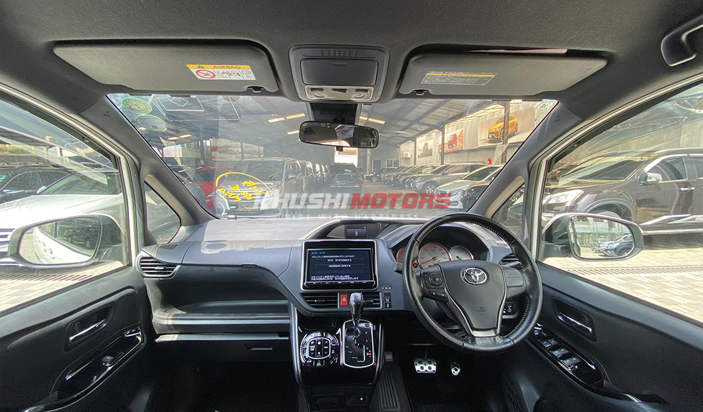 2017 Toyota Voxy image-18