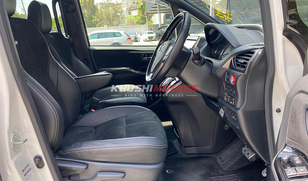 2017 Toyota Voxy image-19