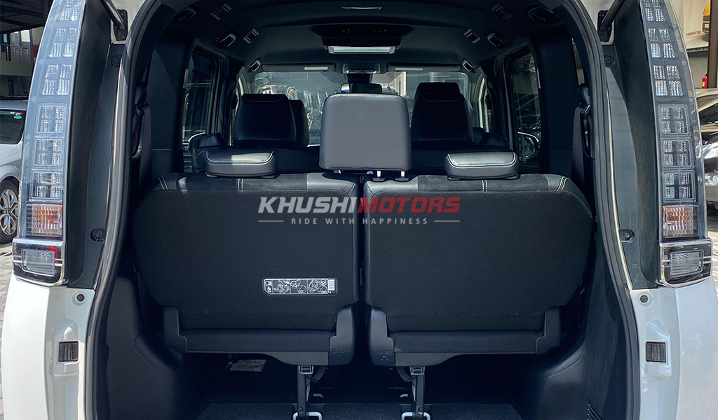 2017 Toyota Voxy image-22
