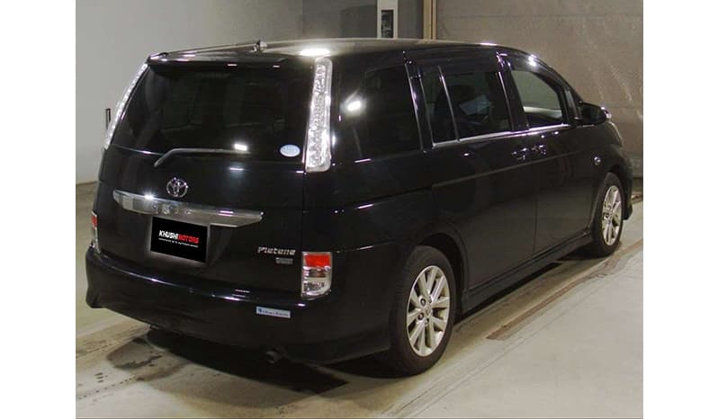 2017 Toyota Isis image-2