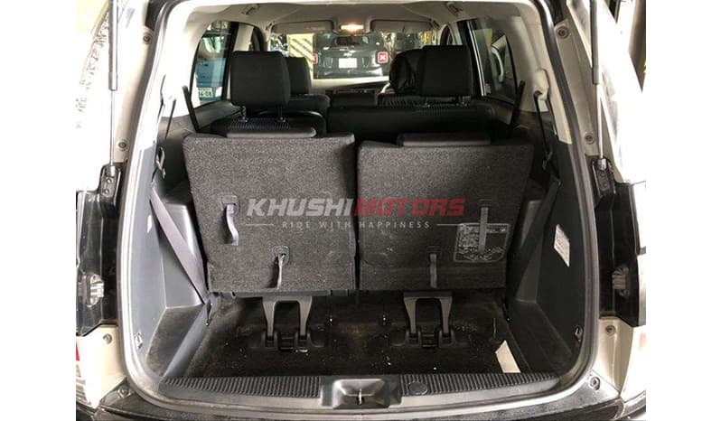 2017 Toyota Isis image-6
