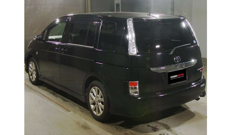 2017 Toyota Isis image-7