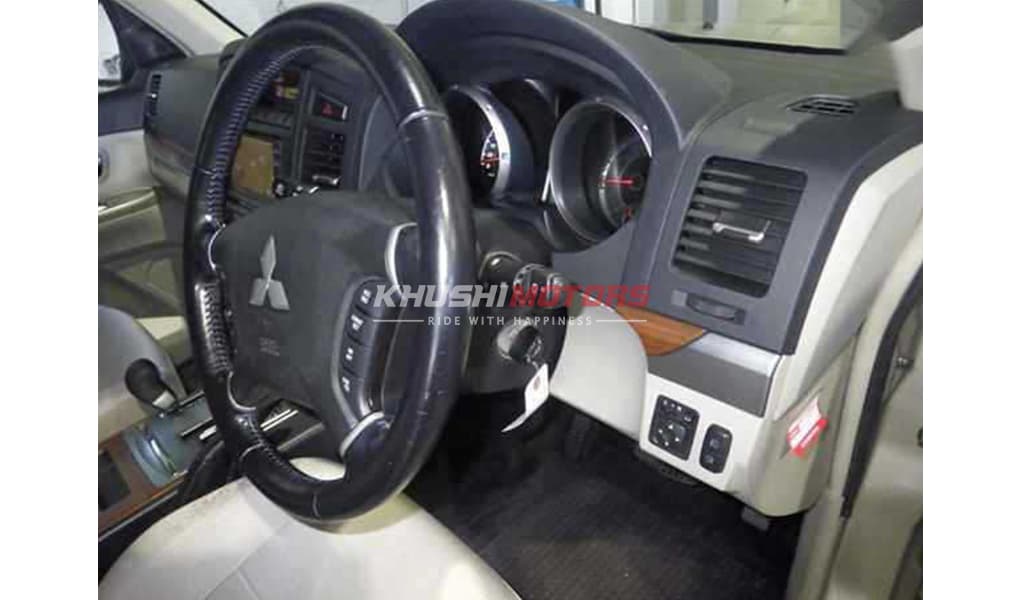 2007 Mitsubishi Pajero image-8