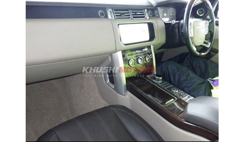 2017 Land Rover Range Rover Vogue image-6