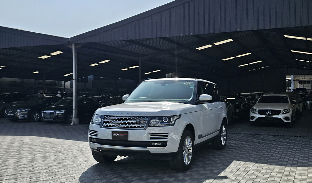 2017 Land Rover Range Rover Vogue image-9