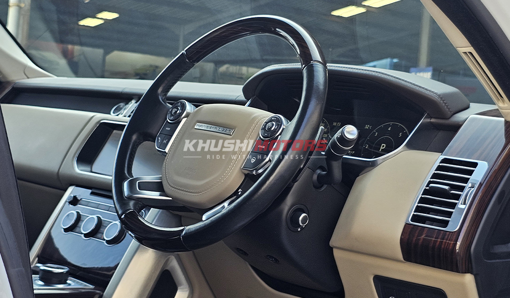 2017 Land Rover Range Rover Vogue image-13