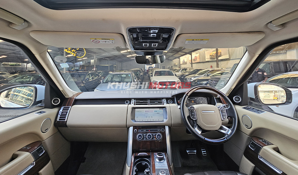 2017 Land Rover Range Rover Vogue image-14