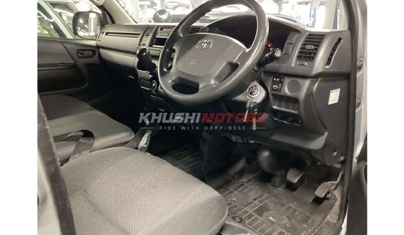 2017 Toyota Hiace image-4