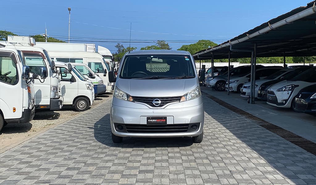 2017 Nissan NV200 image-1