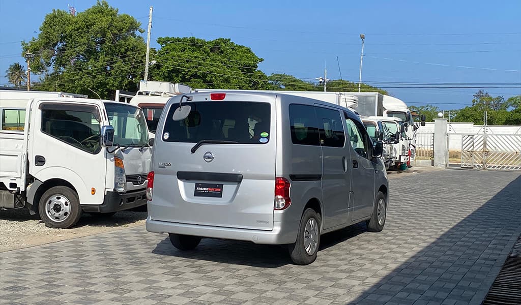 2017 Nissan NV200 image-13