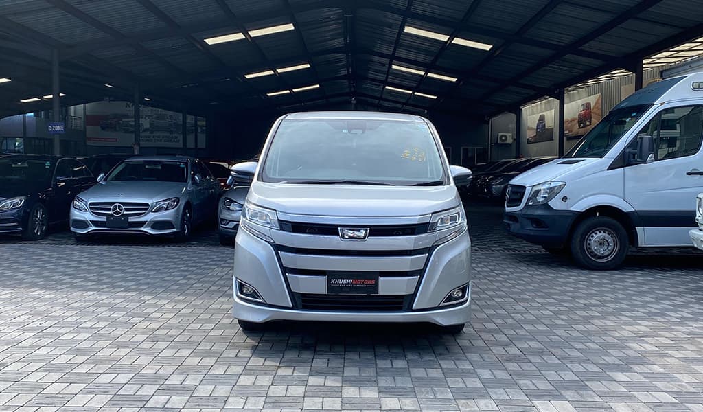 2017 Toyota Noah image-1
