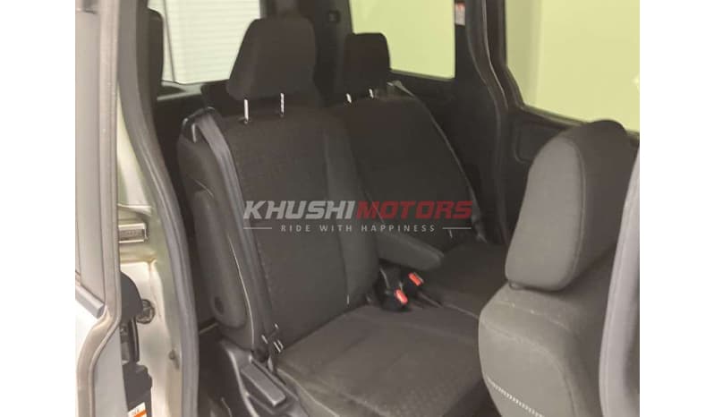 2017 Toyota Noah image-2