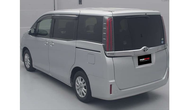 2017 Toyota Noah image-5