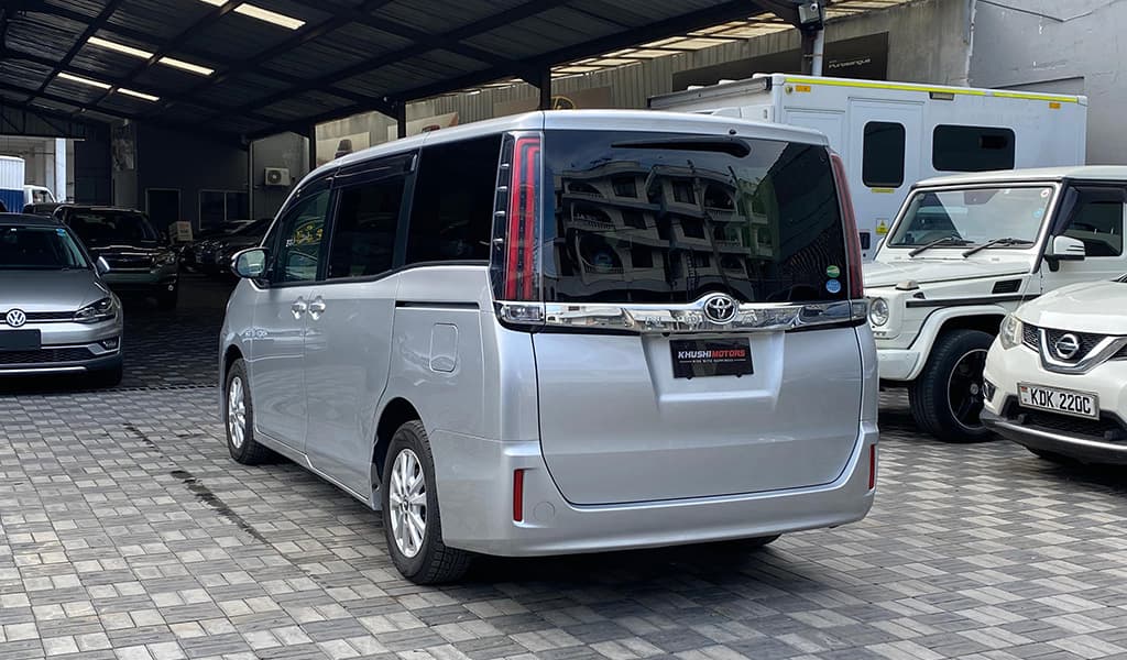 2017 Toyota Noah image-11