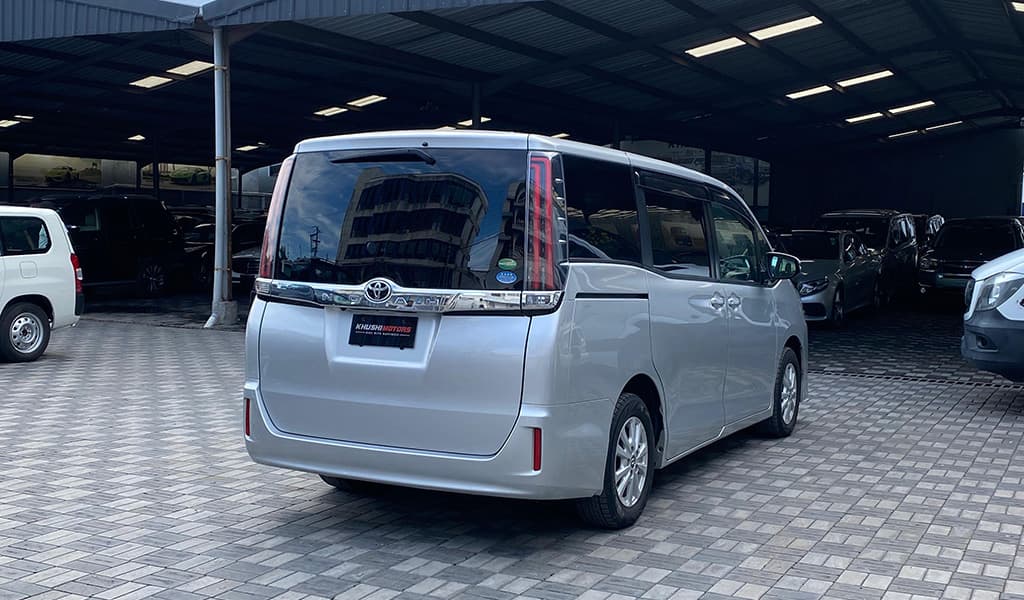 2017 Toyota Noah image-12