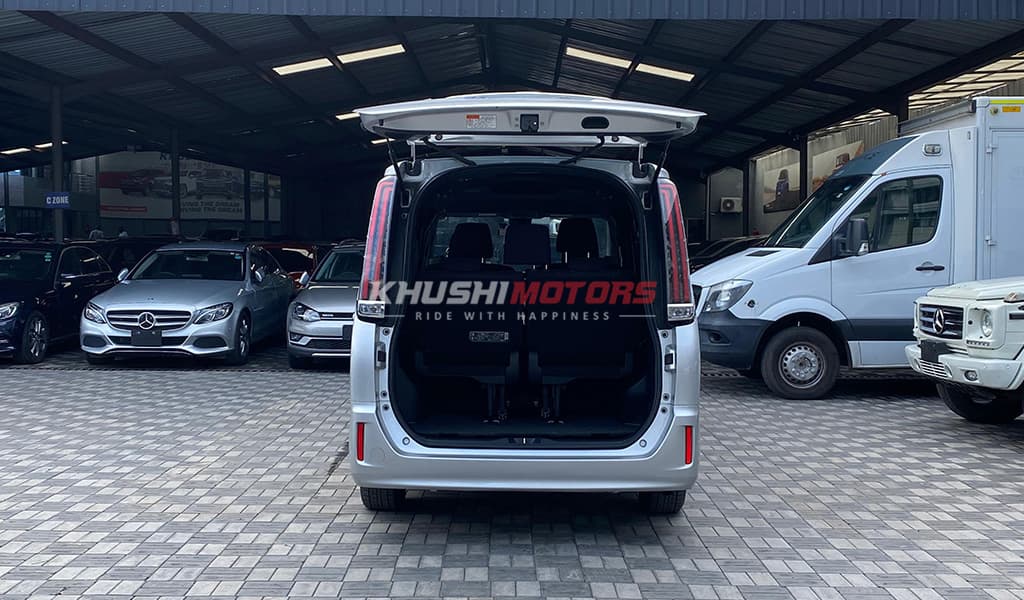 2017 Toyota Noah image-17