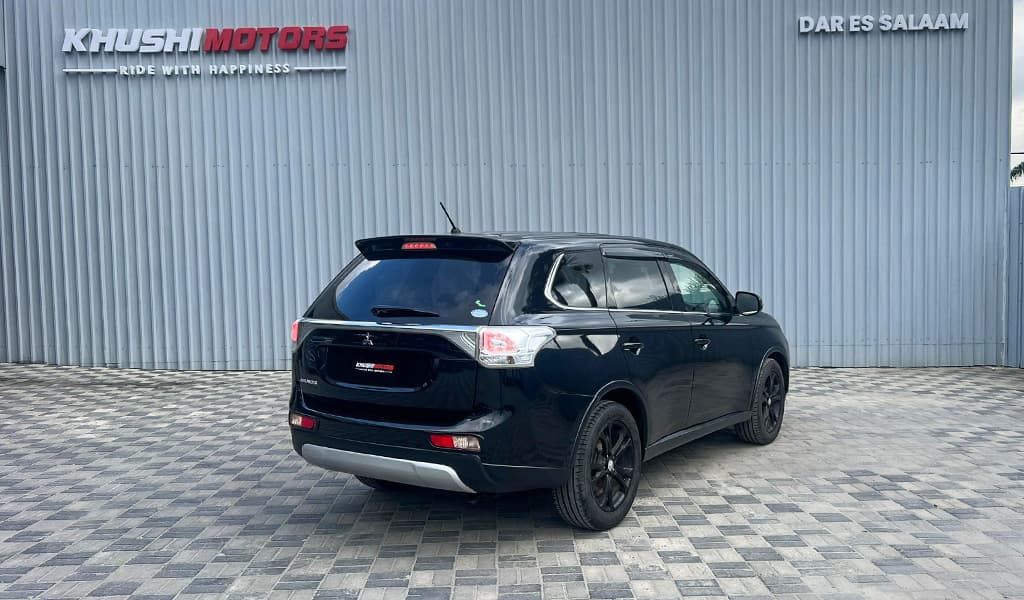 2015 Mitsubishi Outlander image-17