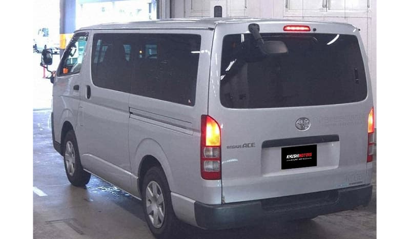 2017 Toyota Hiace image-7