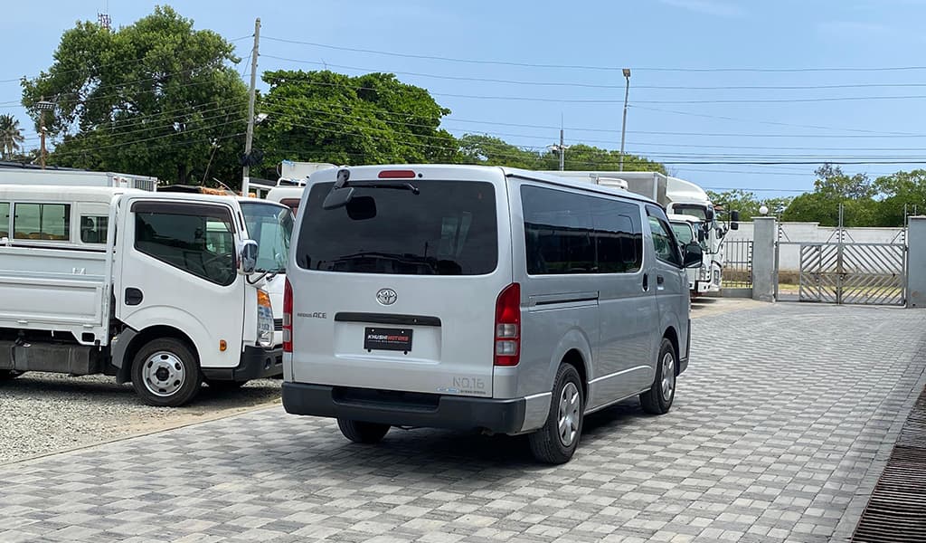 2017 Toyota Hiace image-13
