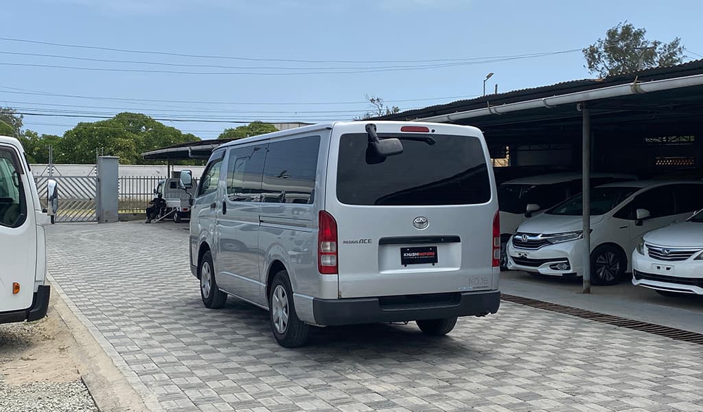 2017 Toyota Hiace image-14