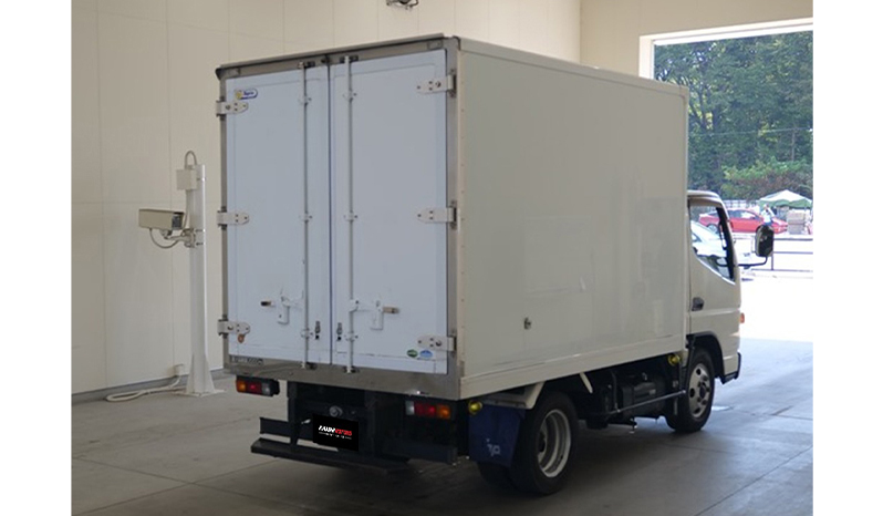 2017 Mitsubishi Canter image-3