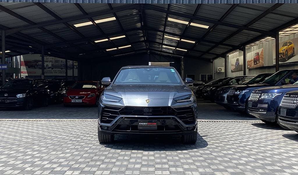 2019 Lamborghini Urus image-2