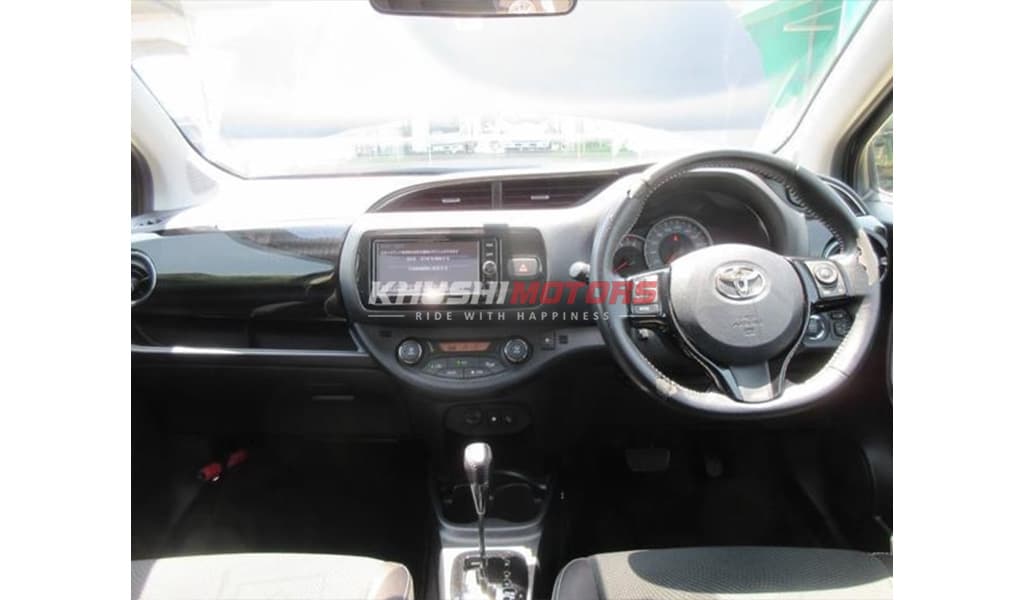 2017 Toyota Vitz image-6