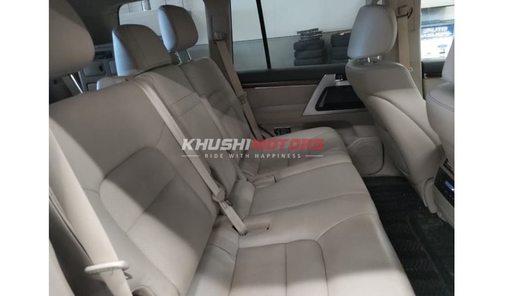 2018 Toyota Land Cruiser image-2