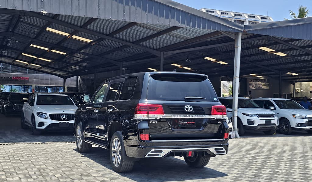 2018 Toyota Land Cruiser image-10