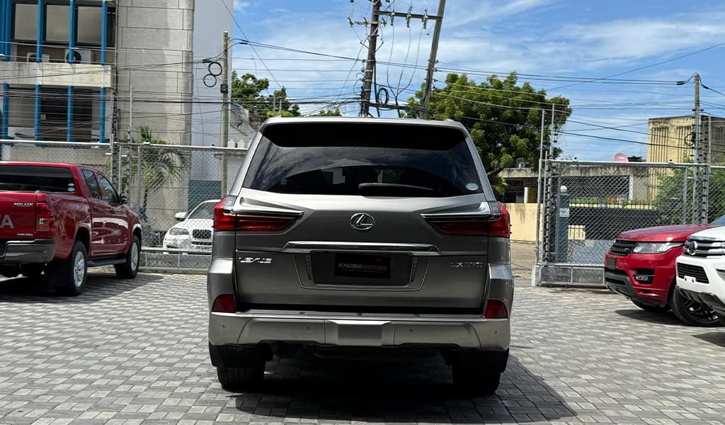 2019 Lexus LX570 image-5