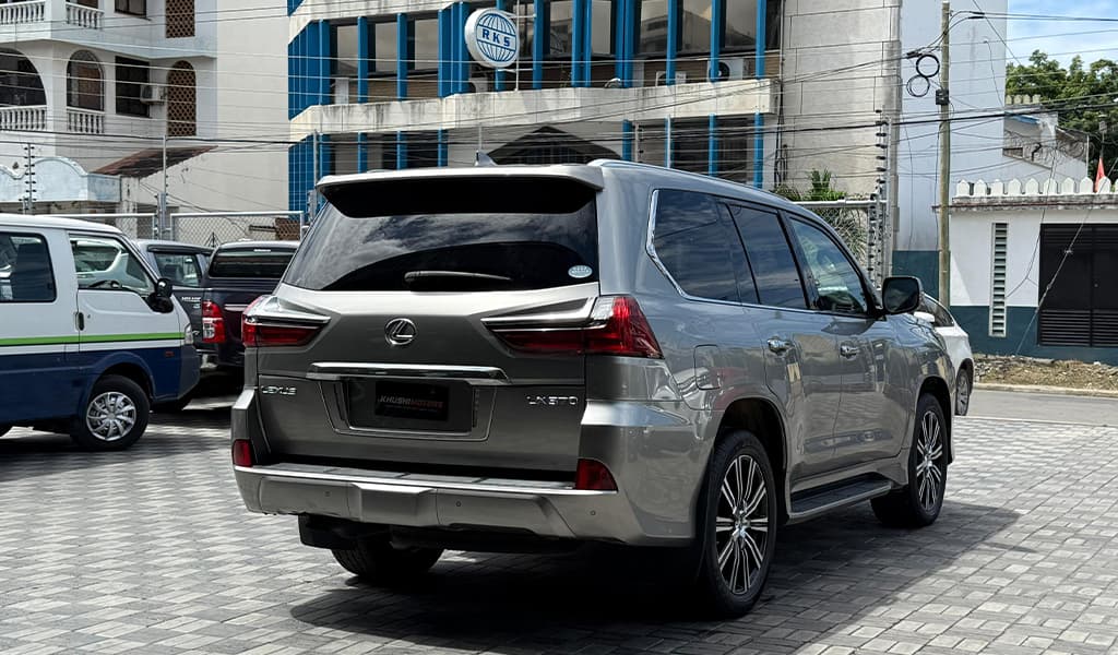 2019 Lexus LX570 image-6