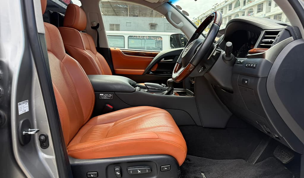 2019 Lexus LX570 image-7
