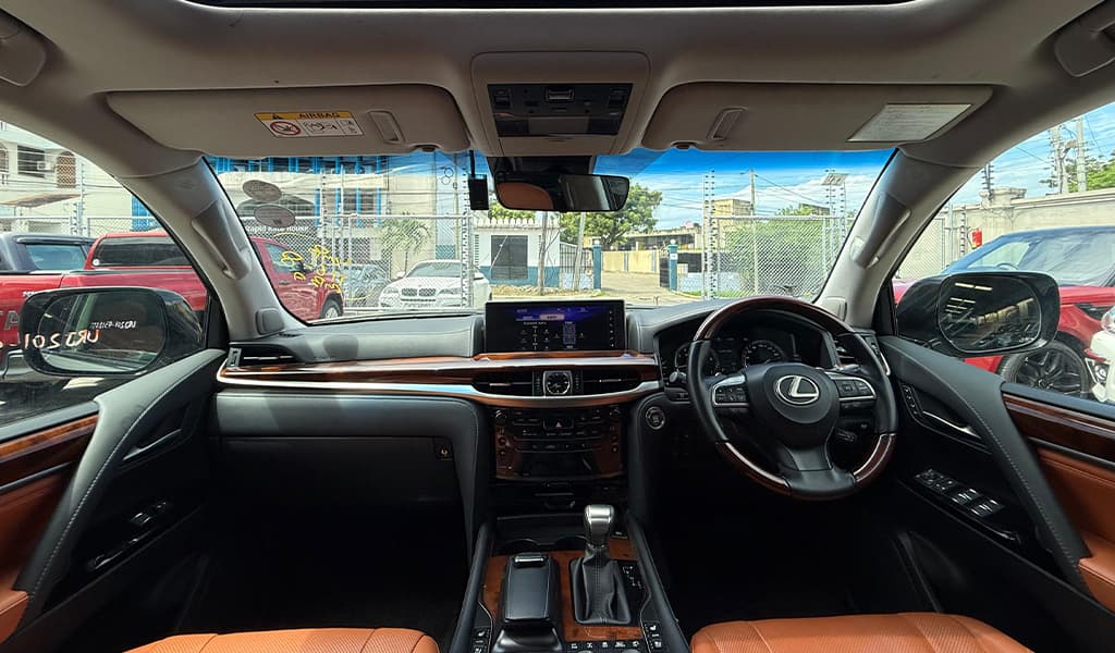 2019 Lexus LX570 image-8