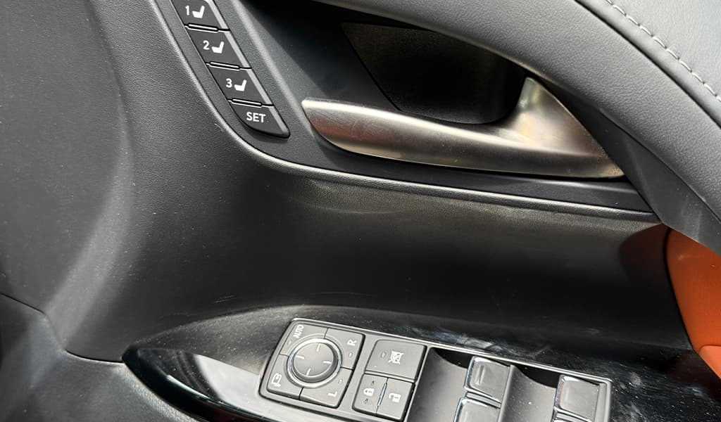 2019 Lexus LX570 image-15