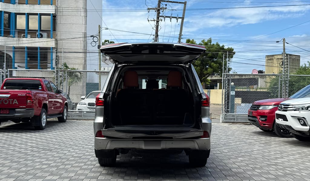 2019 Lexus LX570 image-16