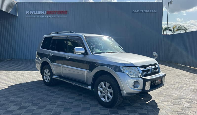 2011 Mitsubishi Pajero image-1