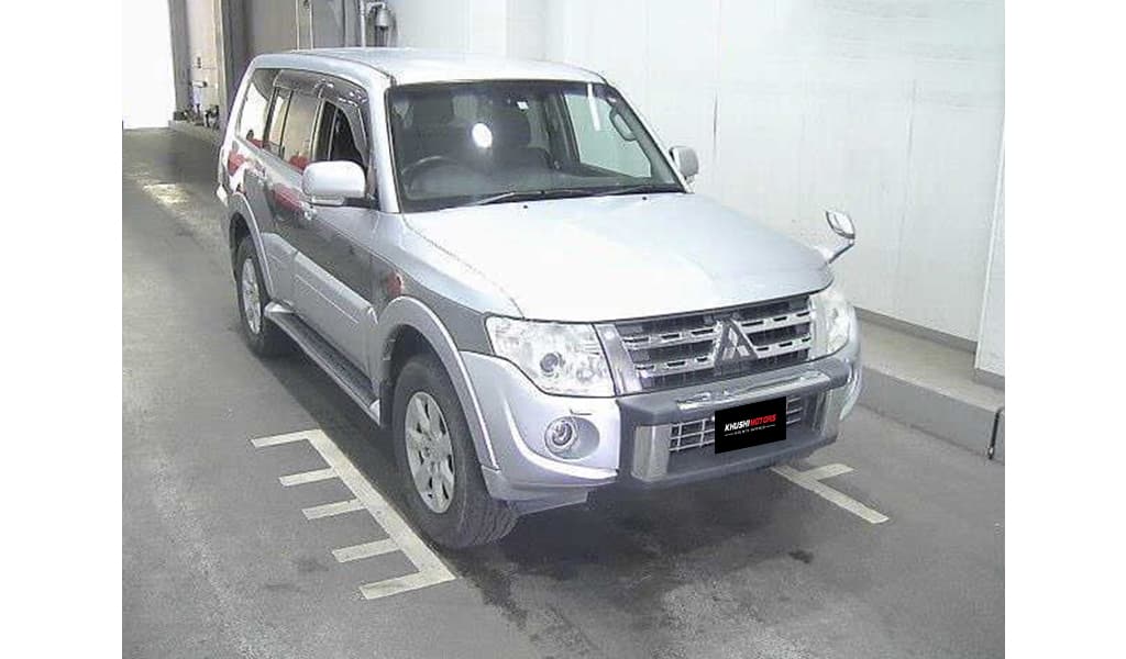 2011 Mitsubishi Pajero image-2