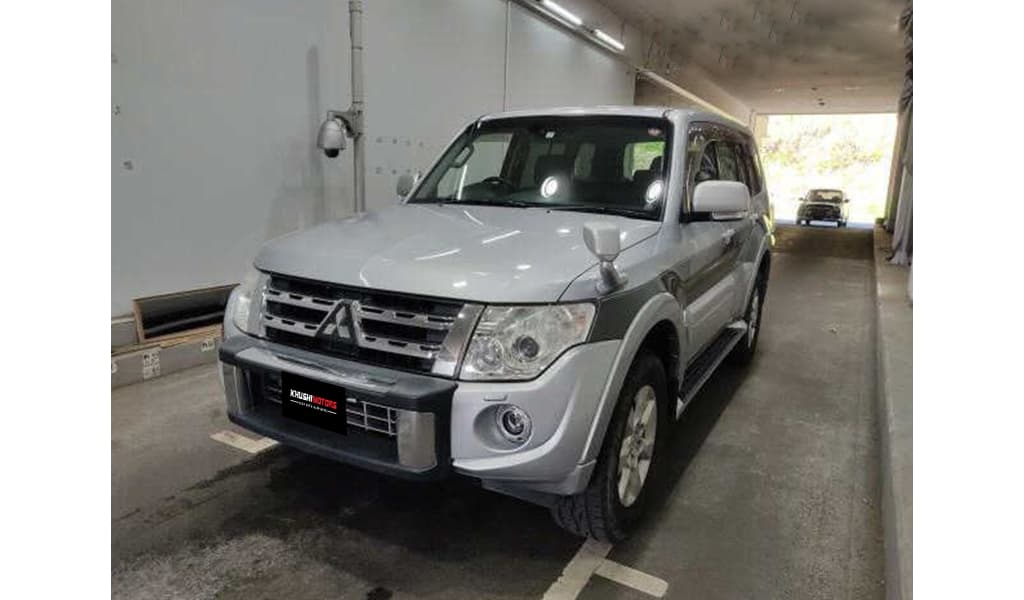 2011 Mitsubishi Pajero image-3