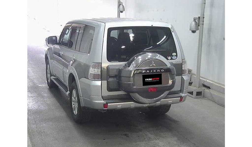 2011 Mitsubishi Pajero image-4