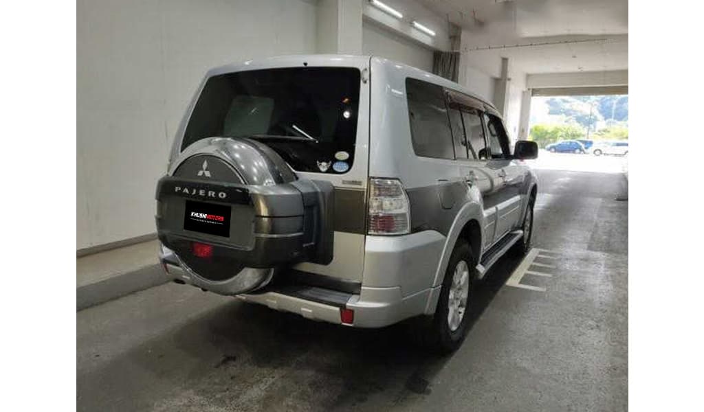 2011 Mitsubishi Pajero image-5