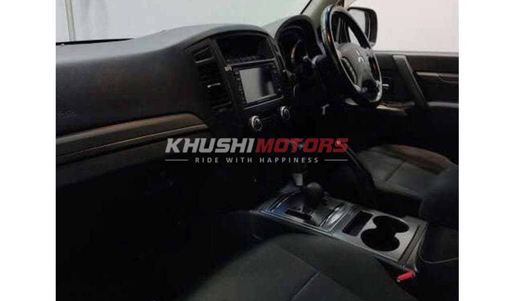 2011 Mitsubishi Pajero image-6