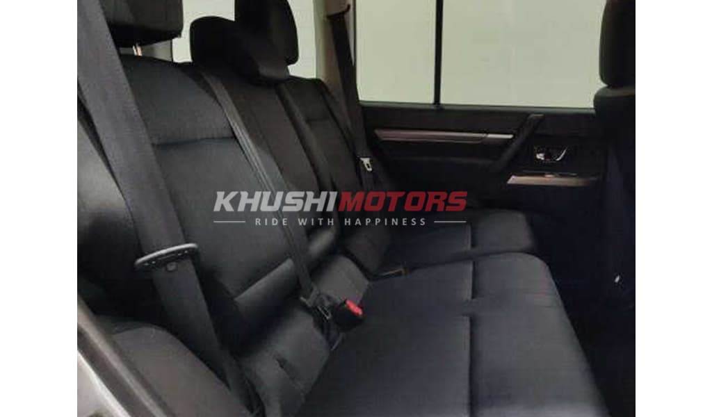 2011 Mitsubishi Pajero image-7