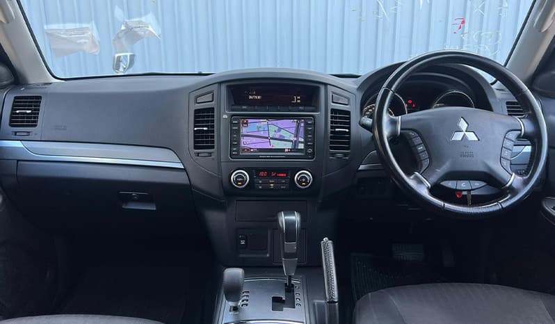2011 Mitsubishi Pajero image-13