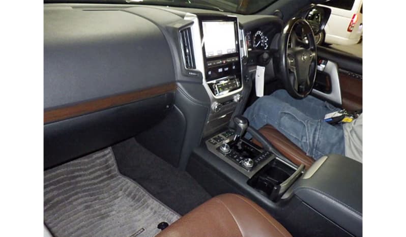 2019 Toyota Land Cruiser image-3