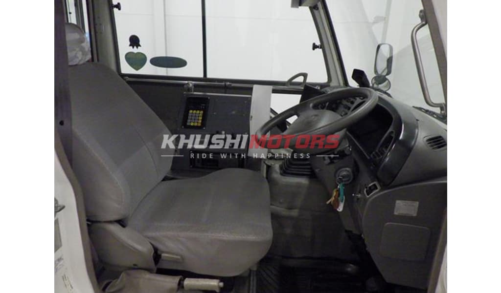 2004 Hino Liesse image-5
