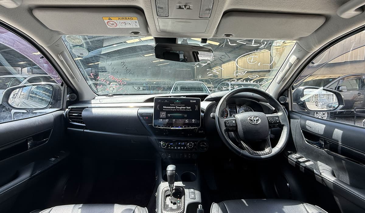 2021 Toyota Hilux image-13