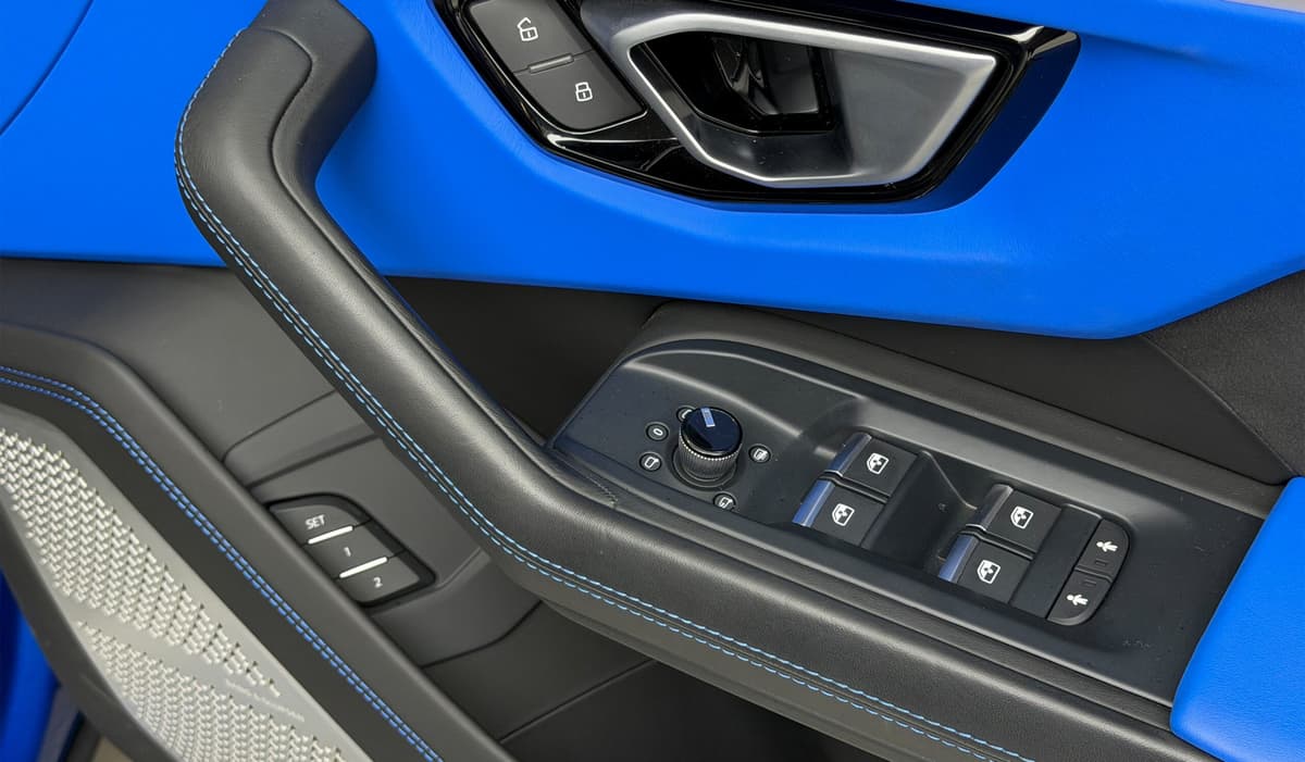 2020 Lamborghini Urus image-12