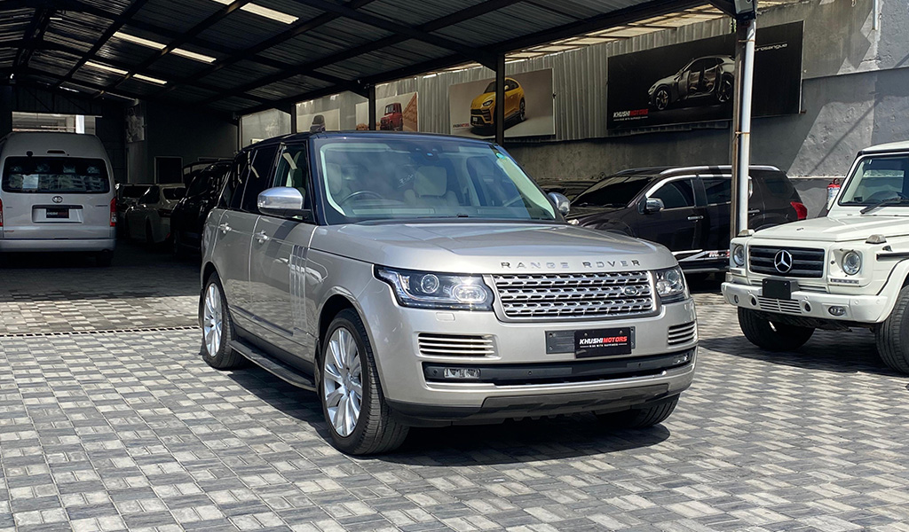 2017 Land Rover Range Rover Vogue image-2