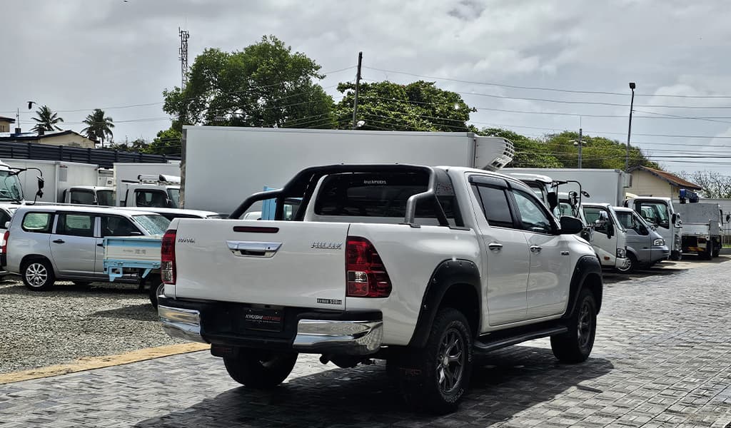 2017 Toyota Hilux image-6