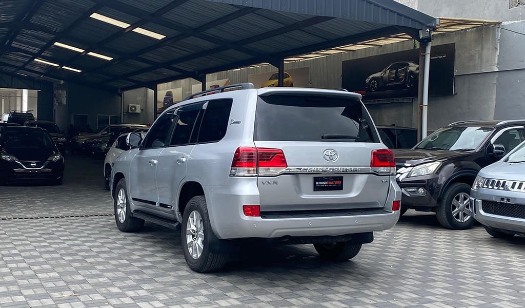 2017 Toyota Land Cruiser image-6